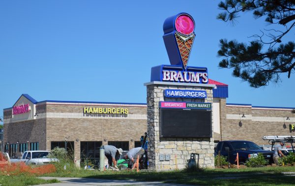 is braums dining room open